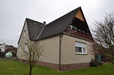 Einfamilienhaus mit Doppelgarage und Bauland in 37643 Negenborn