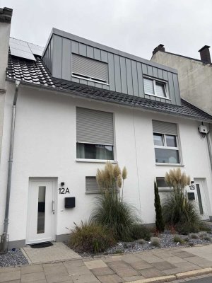 Großzügiges Haus auf drei Etagen mit Garten