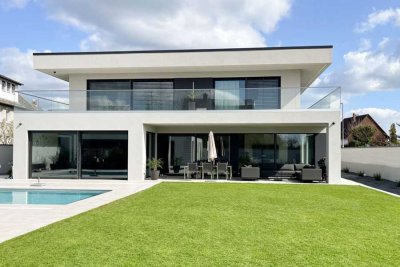 Repräsentative Villa mit luxuriösem Interieur und modernster Technik in privater Lage!