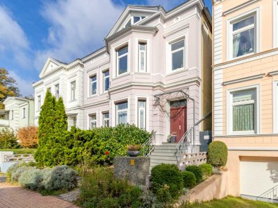 Zeitlos schön: Altbauvilla am Wasser                                                       in St....