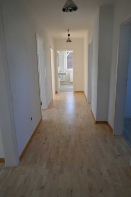 Erstbezug nach Sanierung mit Terrasse und Einbauküche: Attraktive 4-Raum-Wohnung in Lingen