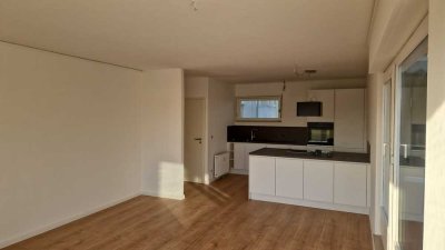 Stilvolle, neuwertige 2-Raum-Penthouse-Wohnung mit Balkon, EBK Und Tiefgaragenstellplatz