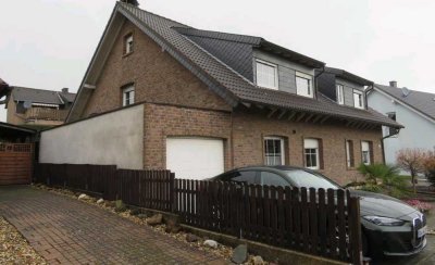 Großzügiges Zweifamilienhaus mit Garten, Terrassen, Garagen und ausgebautem Spitzboden in ruhiger La
