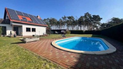 Einfamilienhaus auf großem Sonnengrundstück mit Pool am Waldrand