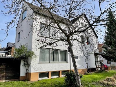 Solides und sonniges Zuhause: Doppelhaushälfte, 7 Zimmer, großer Garten, 3 Garagen