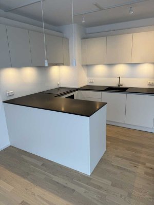 Bezaubernde neu angelegte Drei-Zimmer-Gartenwohnung mit großer Terrasse von Blüten umgeben