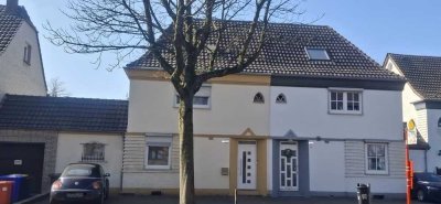 Wohnen oder Neubauen im Herzen von Krefeld – Doppelhaushälfte mit großem Grundstück und Potenzial