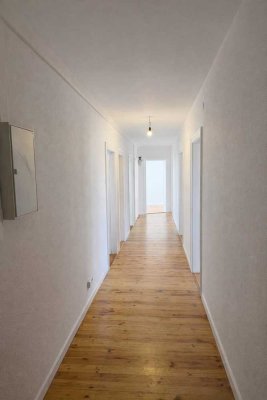 Frisch renovierte 4-Zimmer-Wohnung mit Balkon und Einbauküche!