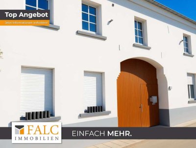 Vierkanthof mit Blick auf Wiesen und Felder