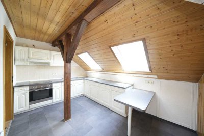 +++ 3-Raum-Dachgeschosswohnung mit Einbauküche und PKW-Garage im Steinsgraben +++