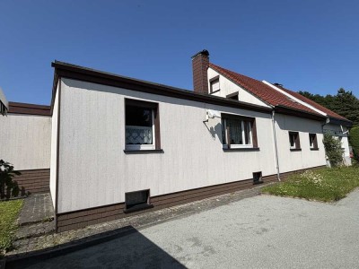 Ruhige Lage!
Doppelhaushälfte mit Anbau und Garagen