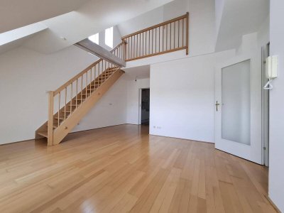 HISTORISCHER CHARME TRIFFT MODERNEN WOHNKOMFORT - DACHGESCHOSSWOHNUNG IN DER BERGGASSE