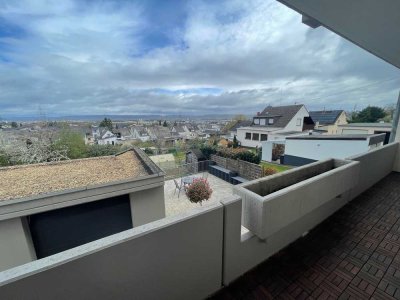 eine modernisierte Wohnung mit einem großen Balkon