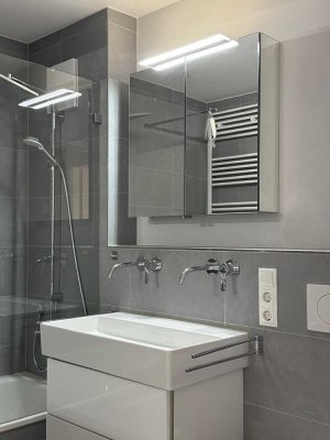 Exklusive 2,5 Zi Wohnung Terrasse, Garten, EBK, Parkett Top Neuwertig