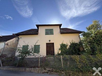 Stark sanierungsbedürftiges Einfamilienhaus auf sonnigem Grundstück im Ortskern von Kumberg