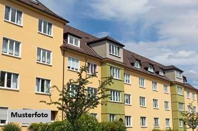Freistehendes 4- bis 6-Familienhaus nebst 8 Garagen