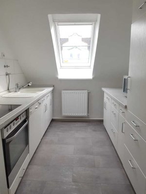 renovierte 3-Zi DG-Wg mit 55qm, auf Wunsch mit Einbauküche in ruhiger u. zentraler Lage