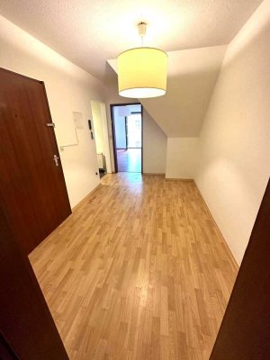 Gemütliches Dachgeschoss-Apartment mit viel Licht – sofort verfügbar