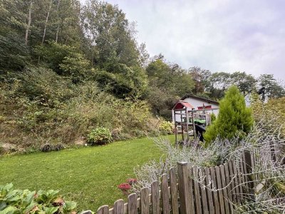 Attraktives Doppelhaus, großem Garten und gehobener Ausstattung