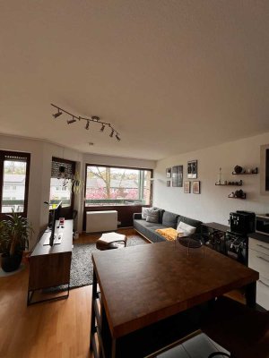 (Teil-) möbilierte, modernisierte 1-Zimmer-Wohnung mit großem Balkon/ EBK/ Keller/ Garagenstellplatz