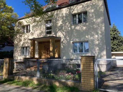 Kleine Dachgeschosswohnung im Grünen