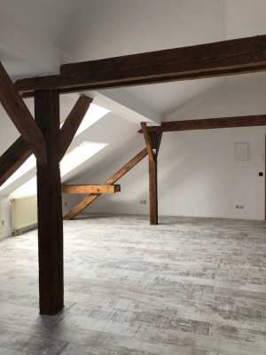 Große 1 Zimmer Dachgeschosswohnung
