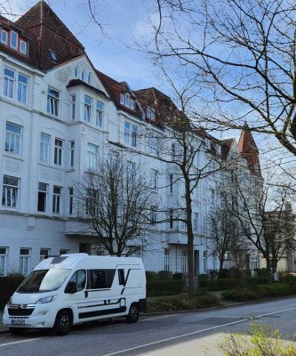 Anfragen NUR per E-Mail. Große 1 Zimmer-Wohnung mit Einbauküche.