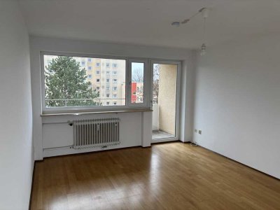 Helle 3-Zimmer-Wohnung mit Loggia & Stellplatz im Münchner Norden
