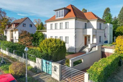 Dahlem Prestige Ensemble:Historische Altbauvilla mit modernem Erweiterungsbau und großzügigem Garten