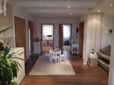 Neuwertige 2,5-Zimmer-Dachgeschosswohnung mit Balkon und EBK in Nittenau