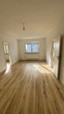 Bezugsfreie 3-Raumwohnung mit Designbodenbelag, Wannenbad, Balkon und Pkw-Stellplatz!!!