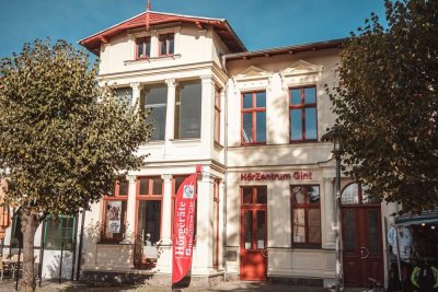 Lichtdurchflutete 3-Raumwohnung in Bäderarchitekturvilla mit Balkon