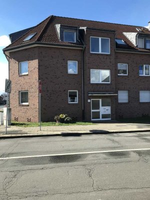 Vollständig renovierte 3-Zimmer-Dachgeschosswohnung mit Balkon in Moers