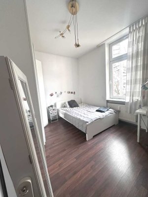 Stilvolle, helle 1,5-Zimmer-Wohnung mit Einbauküche in ruhiger Lage
