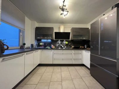 Exklusive, modernisierte 4-Raum-Wohnung mit luxuriöser Innenausstattung mit EBK in Köln Urbach