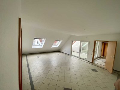 Von Privat: DG-Wohnung im Herzen von Groß-Zimmern (u.a. mit Aufzug, Tiefgaragenstellplatz, Balkon)