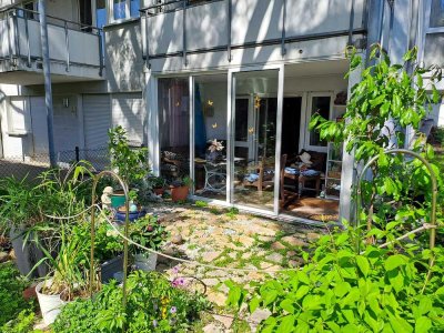 ERDGESCHOSS MIT WINTERGARTEN UND GARTEN