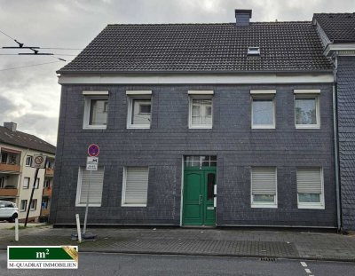 Viel Platz für die große Familie! Zweifamilienhaus in zentraler Lage mit PKW- Stellplätzen!