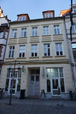 2-Zimmer-Dachgeschosswohnung mit Einbauküche im sanierten Altbau im Zentrum Greifswalds