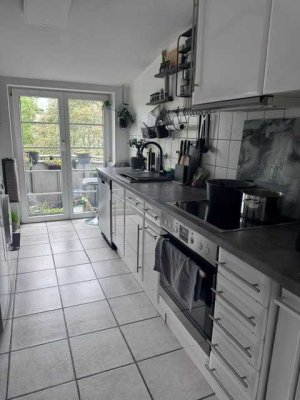 *ab 01.08.*  3-Zimmer-Dachgeschoßwohnung mit bodentiefen Sprossenfenstern und Balkon
