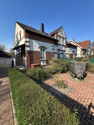 Charmante, denkmalgeschützte Doppelhaushälfte mit Wintergarten