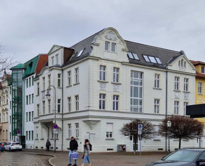 Dessau-Nord: Stilvolle, lichtdurchflutete 4-Raum Wohnung in bester Lage