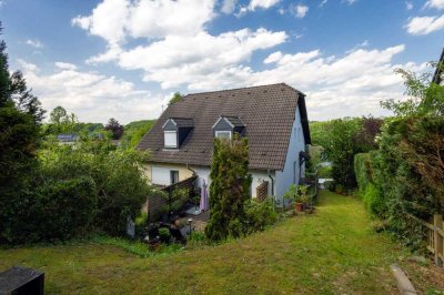 Overath-Steinenbrück:
Einfamilienhaus mit Einliegerwohnung, jeweils mit Terrasse und Garten
