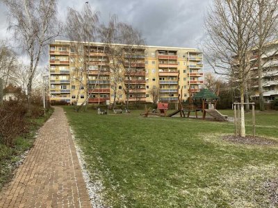 Große 3-Raumwohnung im Zentrum von Gera-Lusan mit Balkon und Aufzug bald verfügbar.