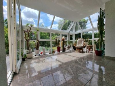 Modernisierte Doppelhaushälfte 
mit Wintergarten und Galerie sowie 2 Garagen