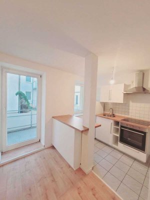 *Ruhiges Wohnen* 3-Raum-Wohnung mit Einbauküche +Wannenbad + Balkon!