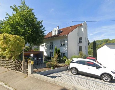 Vermietete 2-Zimmer-DG-Wohnung mit Balkon und Garagen-Stellplatz in Bronnweiler zu verkaufen