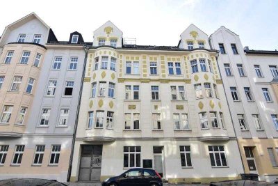 Zentrale, ruhige, modernisierte Altbau-Wohnung mit Einbauküche und Balkon