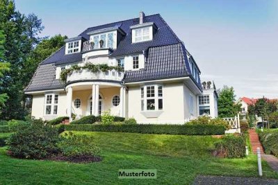 Vielseitig nutzbar - Einfamilienhaus mit Gewerbeeinheit und Doppelgarage