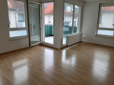 Optimal aufgeteilte 1-Zimmer-Wohnung mit großem Balkon und Einbauküche im Hochparterre